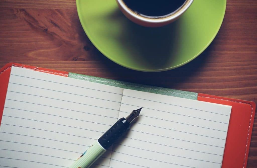 cuaderno y taza de te