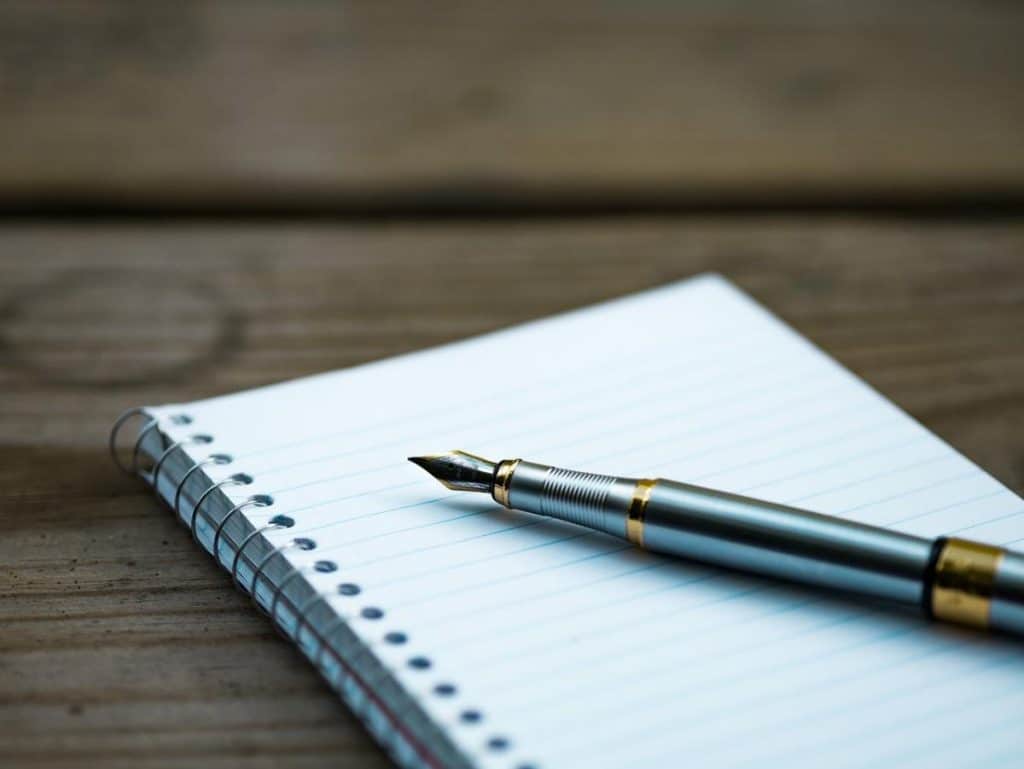 libreta con pluma