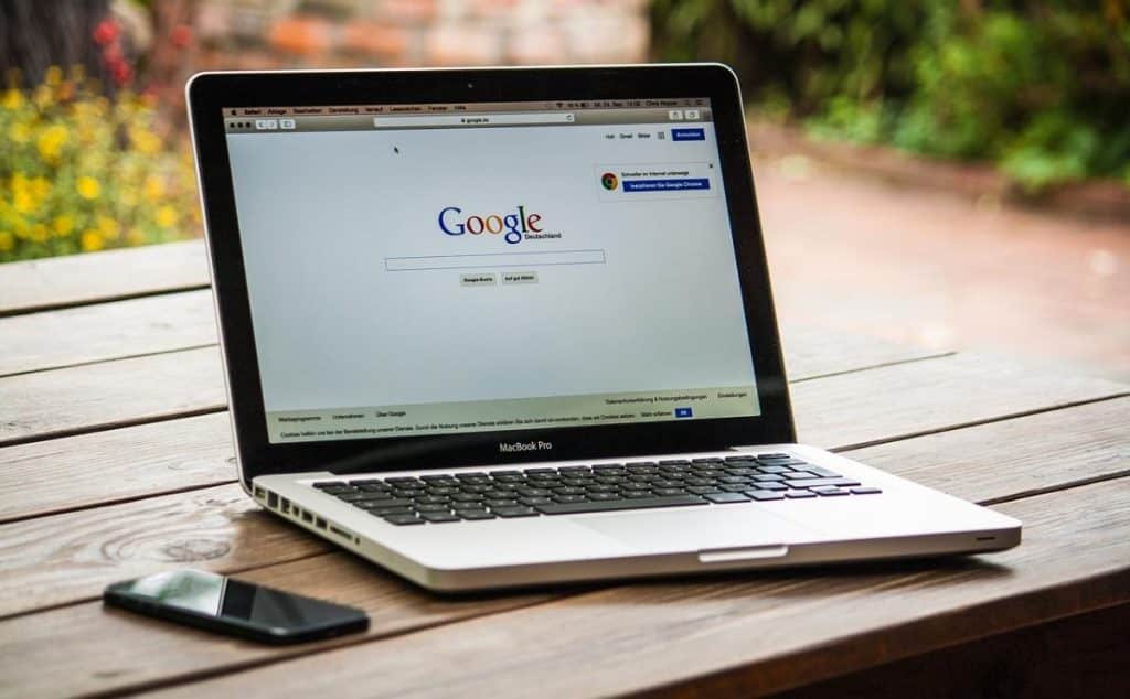 macbook con navegador Google abierto