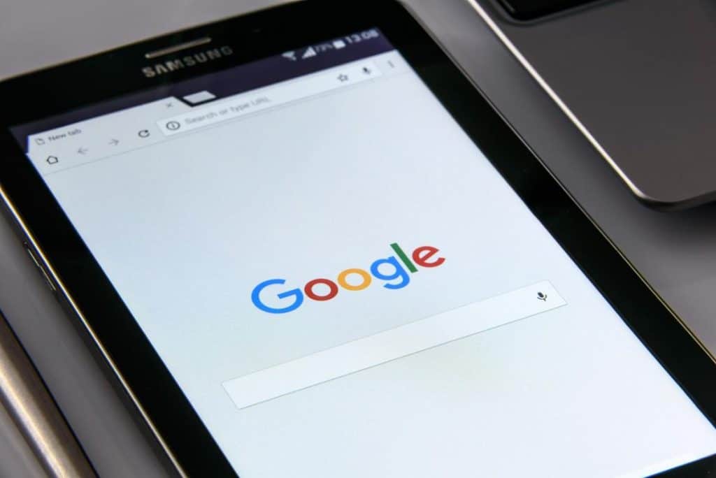 tableta con pagina de Google abierta