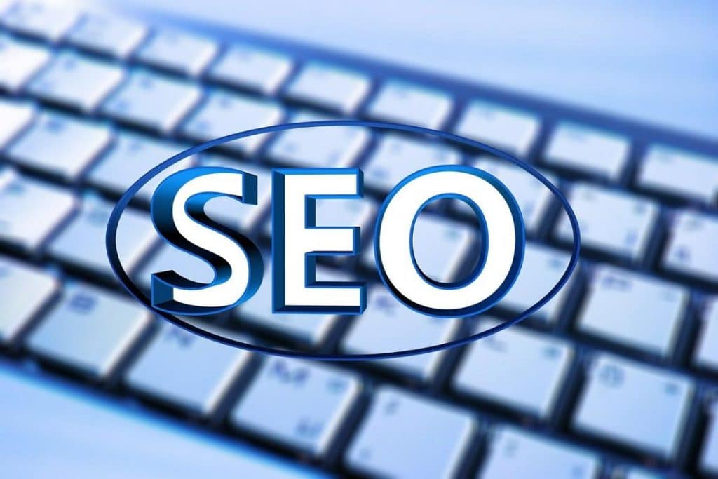teclado con palabra SEO superpuesta